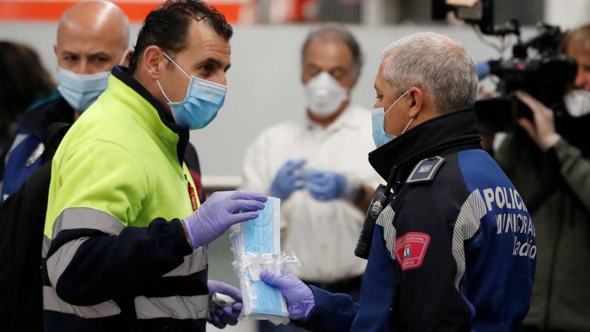 Policías entregan mascarillas en la estación de metro de Nuevos Ministerios en Madrid. Foto: EFE