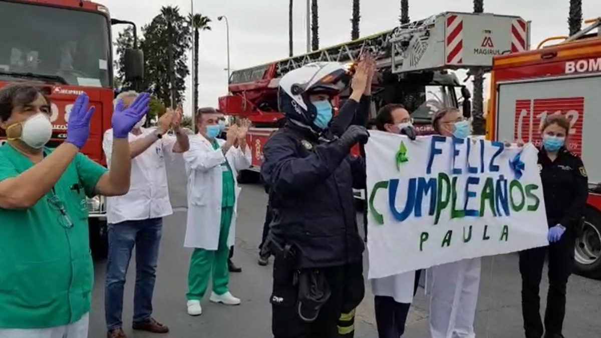 Huelva.- Bomberos y Policía Nacional felicitan el cumpleaños a una niña de cuatro años ingresada en el hospital