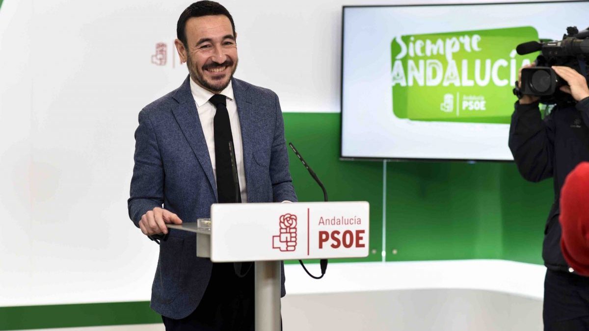 El ya ex senador socialista Fernando López Gil, en una rueda de prensa.