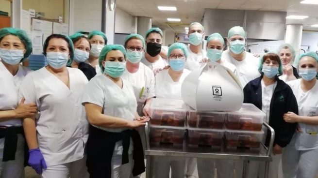 Una pastelería de Huelva entrega dulces en el hospital Juan Ramón Jiménez