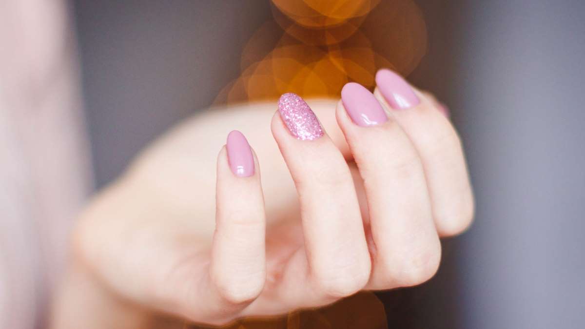 Los tonos nude son tendencia en uñas, maquillaje, moda y decoración