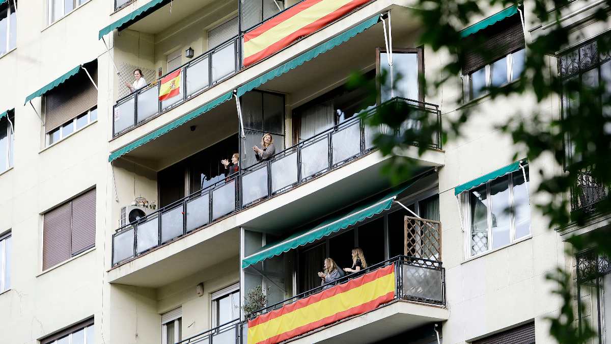 La gente aplaude a los sanitarios desde los balcones. Foto: EP