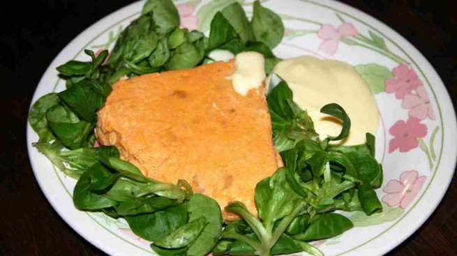 Pastel de merluza, puerros y mejillones con salsa alioli