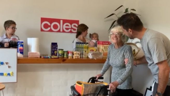Facebook: Montan un supermercado en casa para que su abuela con Alzheimer pueda hacer la compra