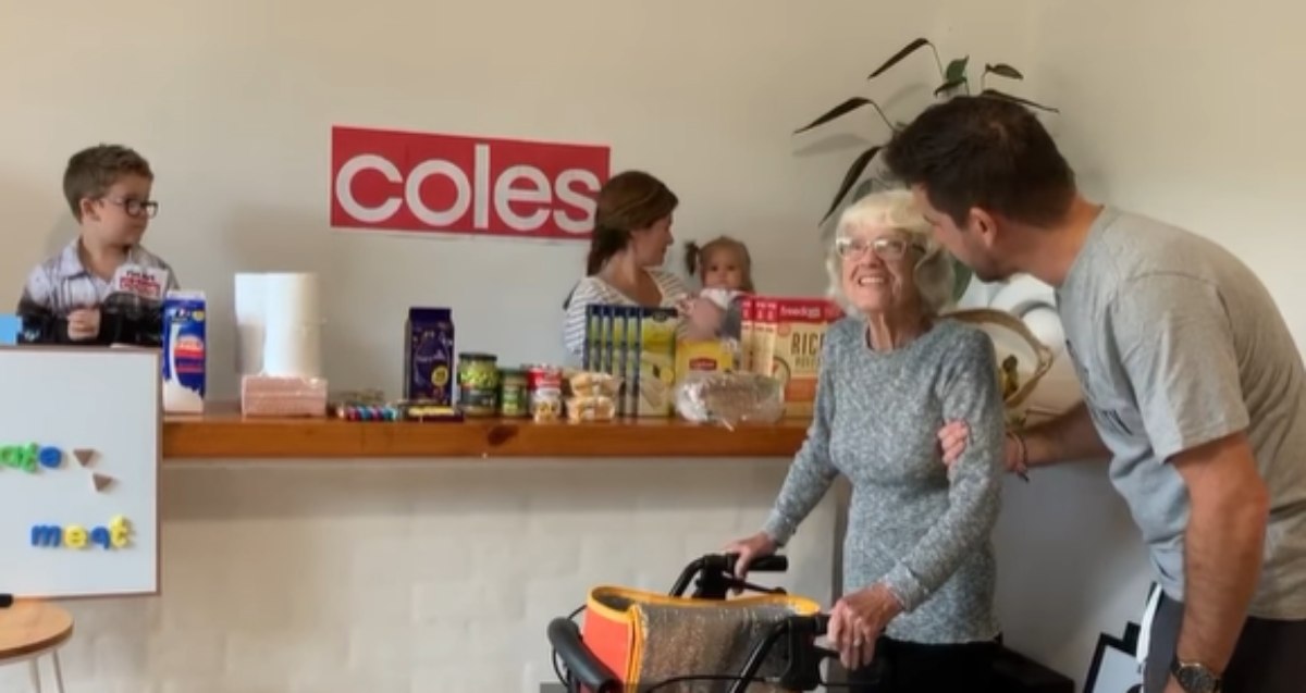 Facebook: Montan un supermercado en casa para que su abuela con Alzheimer pueda hacer la compra