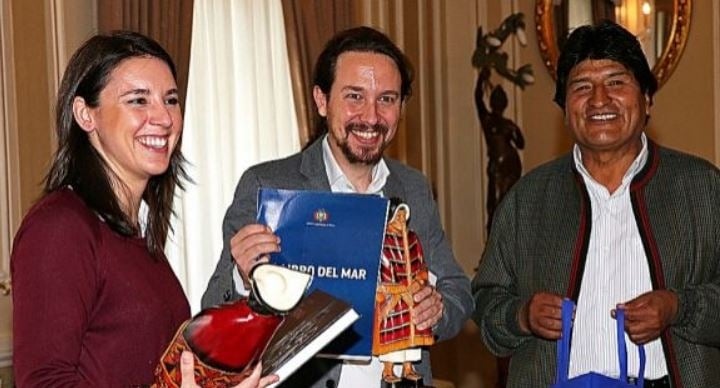 Pablo Iglesias e Irene Montero junto a Evo Morales durante una visita a Bolivia.