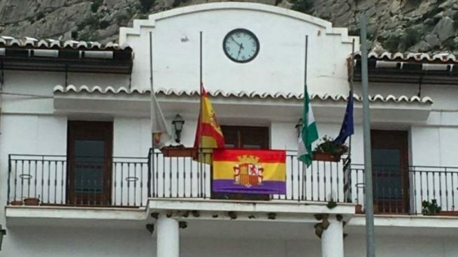 Fachada del Ayuntamiento con la bandera de la República.