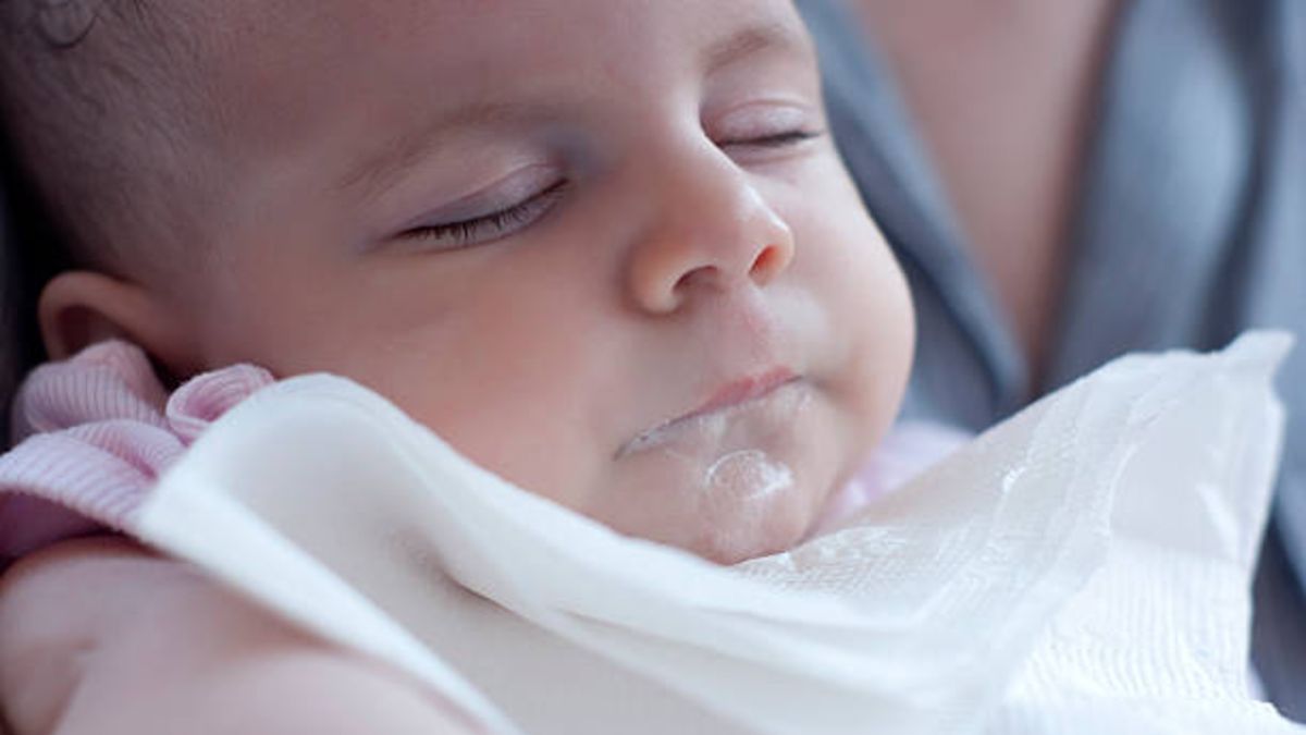 Descubre las causas y cómo se puede evitar la regurgitación del bebé