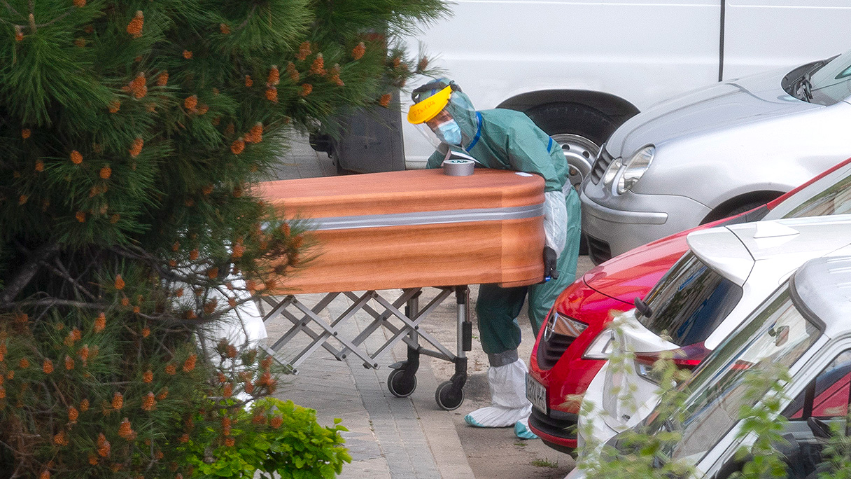 Operarios trasladan los cuerpos de los fallecidos a la morgue. Foto: Álvaro García Fuentes (@alvarogafu)