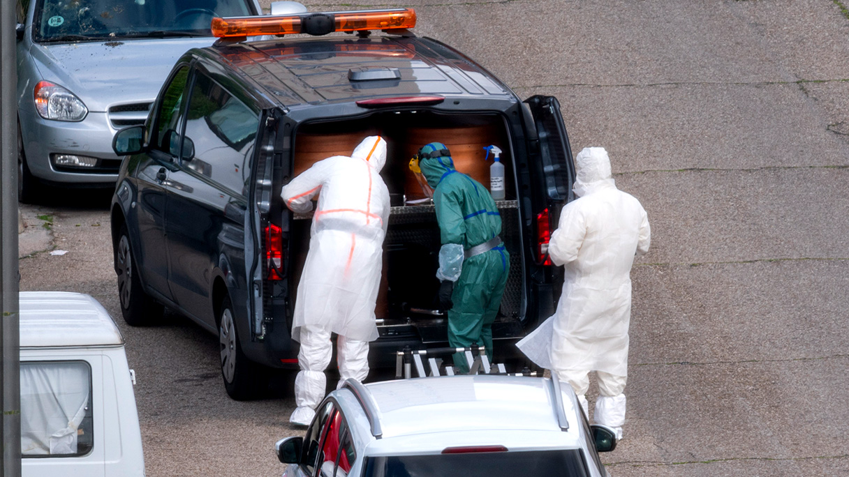 Operarios trasladan los cuerpos de los fallecidos a la morgue. Foto: Álvaro García Fuentes (@alvarogafu)