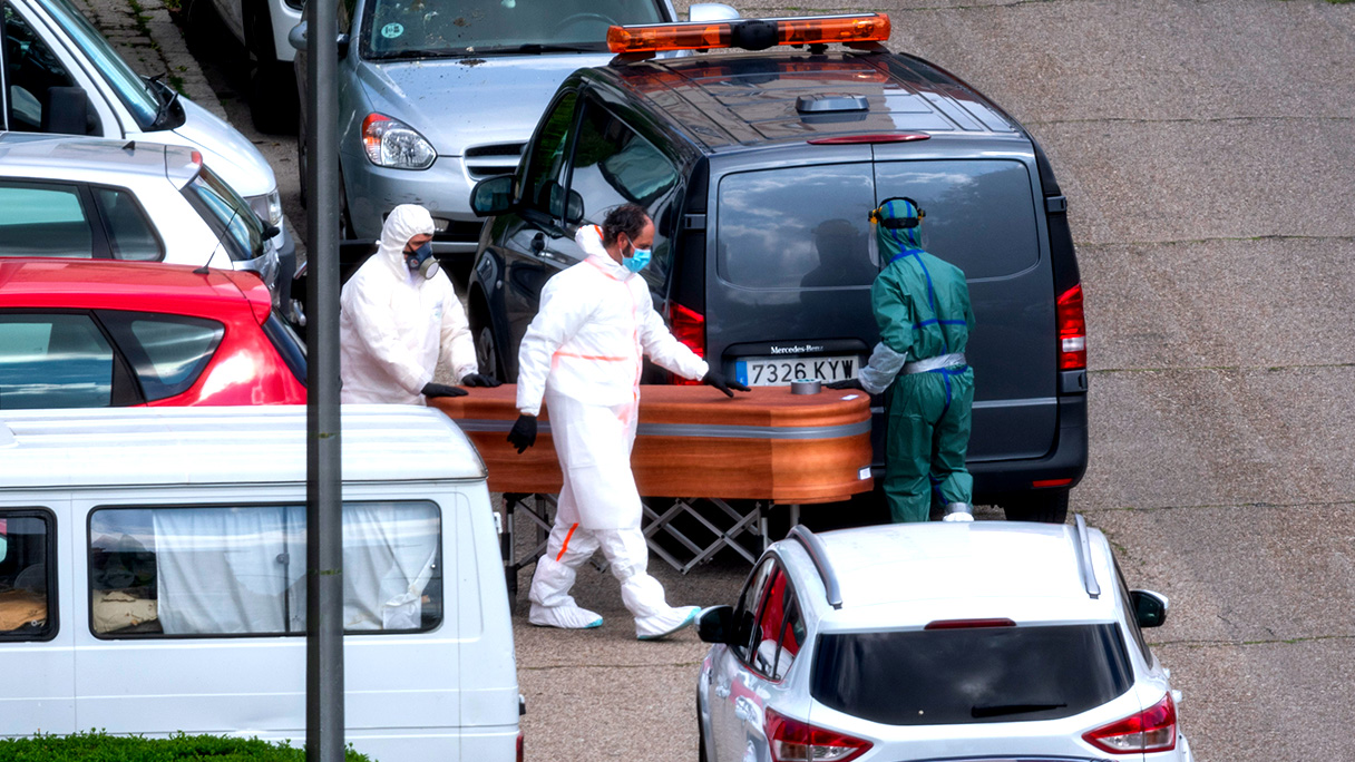 Operarios trasladan los cuerpos de los fallecidos a la morgue. Foto: Álvaro García Fuentes (@alvarogafu)