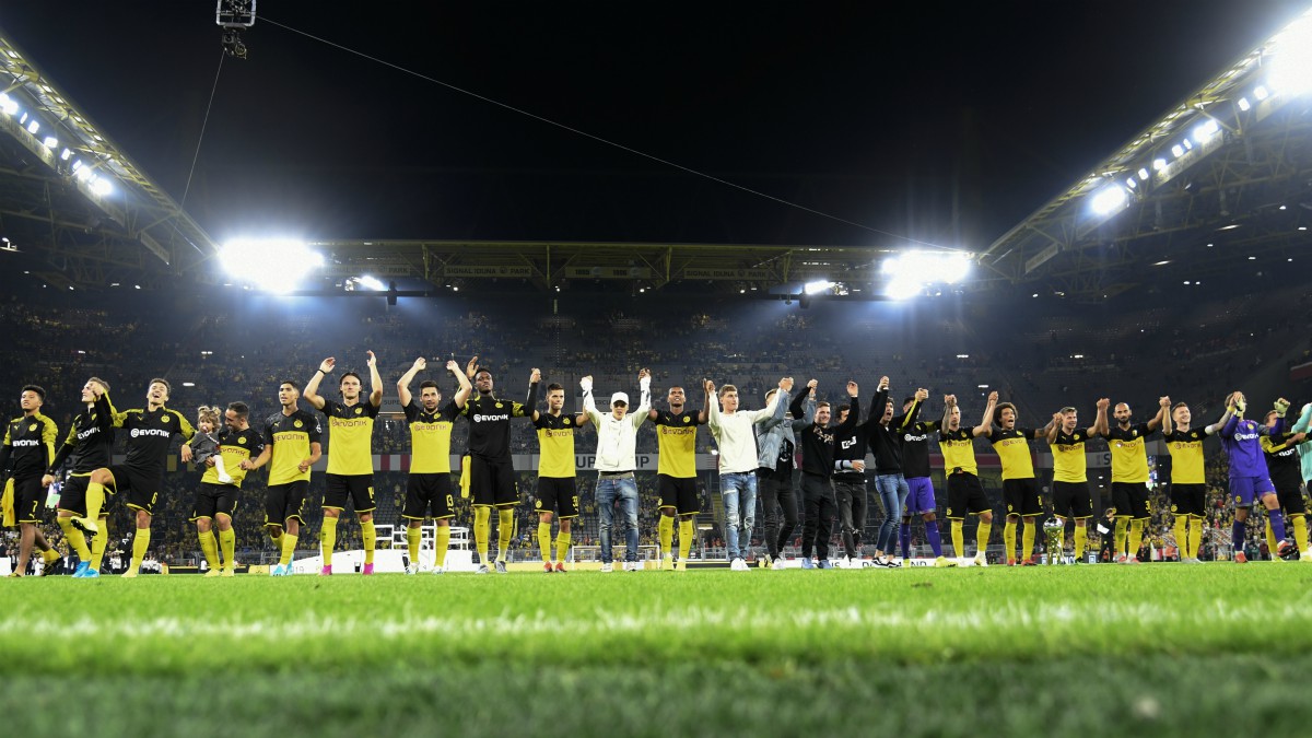 Los jugadores del Borussia celebran una victoria con su afición. (AFP)