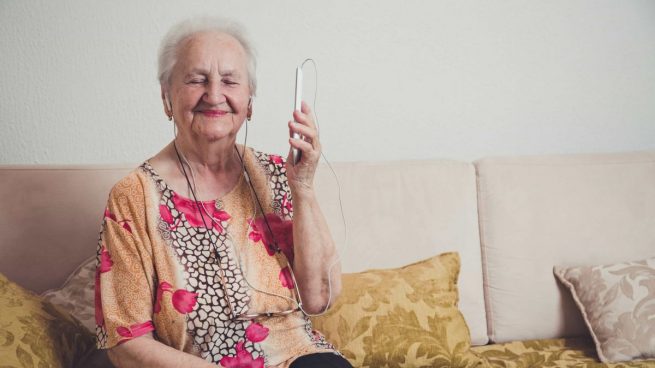DKV con las personas: consultas sanitarias sin salir de casa y atención psicosocial telefónica para personas mayores
