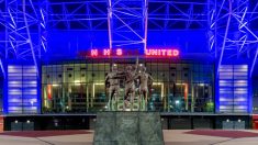 El Manchester United homenajea al personal sanitario iluminando Old Trafford.