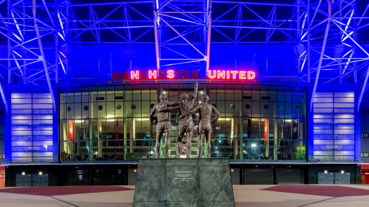 El Manchester United homenajea al personal sanitario iluminando Old Trafford.