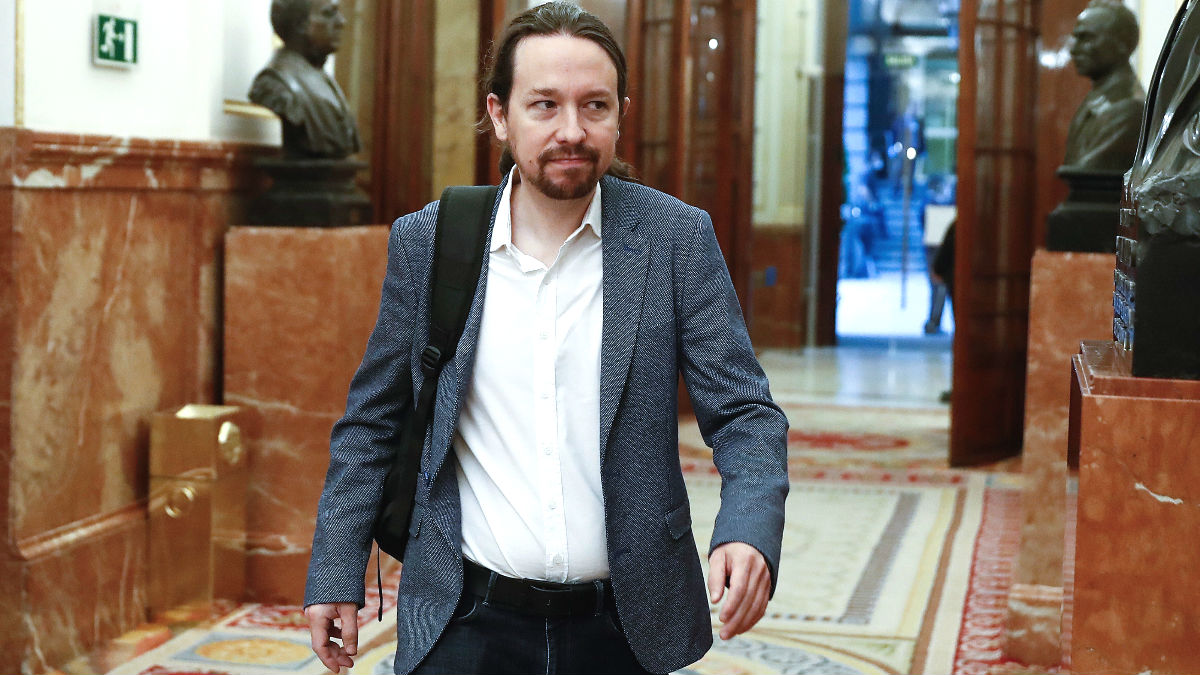 El vicepresidente segundo del Gobierno, Pablo Iglesias, en los pasillos del Congreso de los Diputados. (Foto: Europa Press)