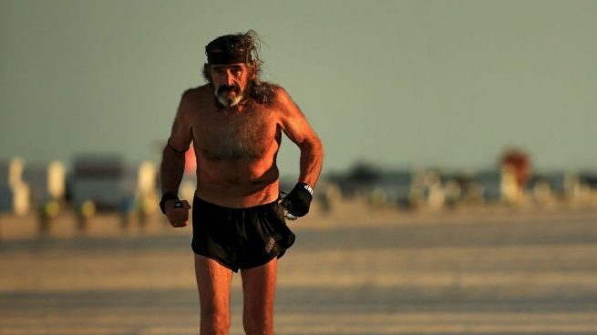 Sólo hay un hombre que tiene permiso para correr por la playa en Miami