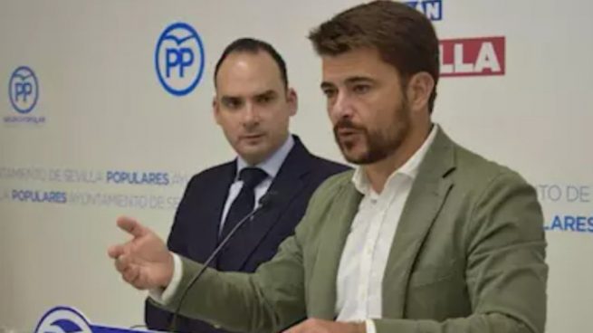 Beltran Pérez, portavoz del PP de Sevilla, junto al concejal, Rafael Belmonte.
