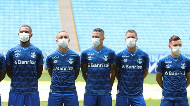 Los jugadores del Gremio, protestando por jugar en plena alerta sanitaria por el coronavirus.