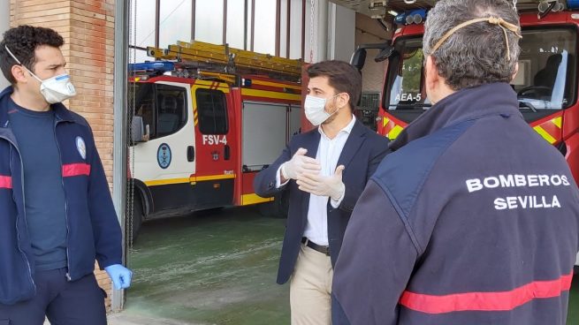 Beltrán Pérez, del PP de Sevilla, junto a los bomberos.