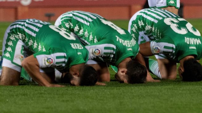 Feddal celebra un gol con Fekir y Mandi.