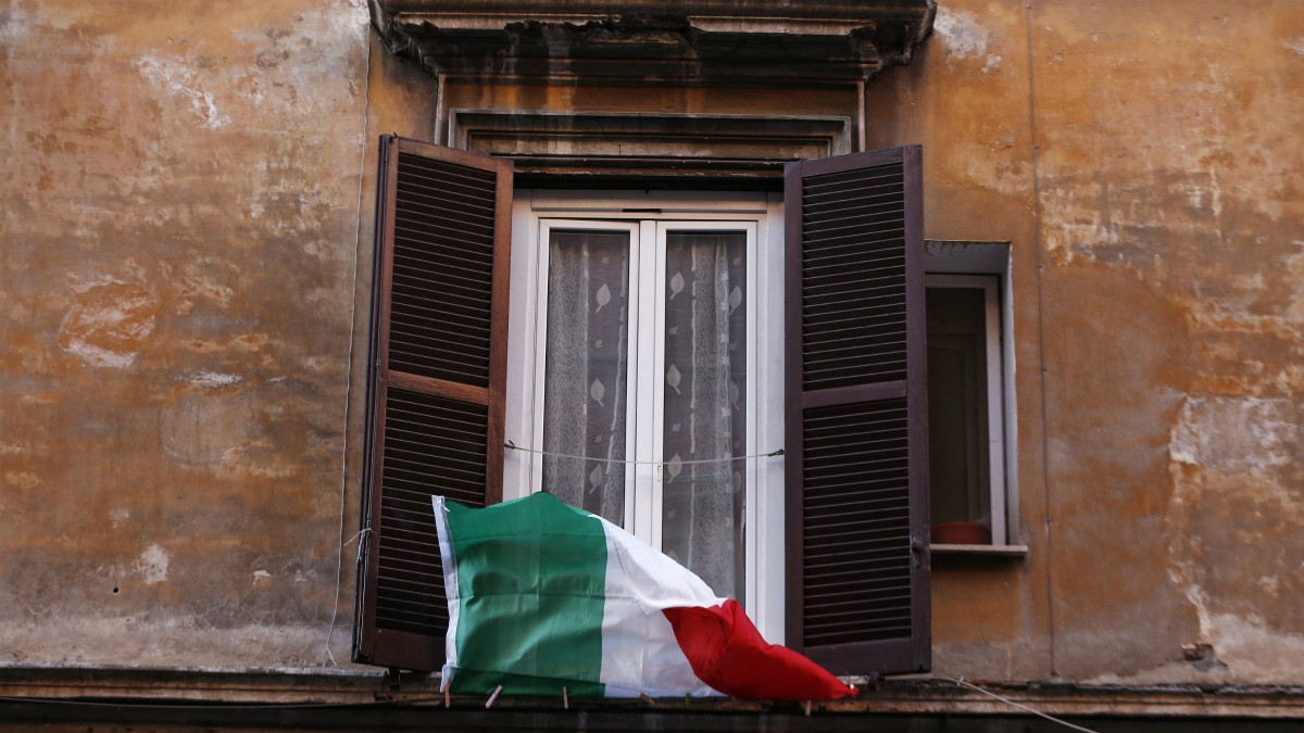 Una bandera de Italia en una ventana – Cecilia Fabiano/LaPresse via ZUM / DPA