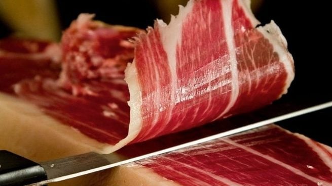 Espaguetis a la pimienta con jamón ibérico, receta fácil de preparar y deliciosa