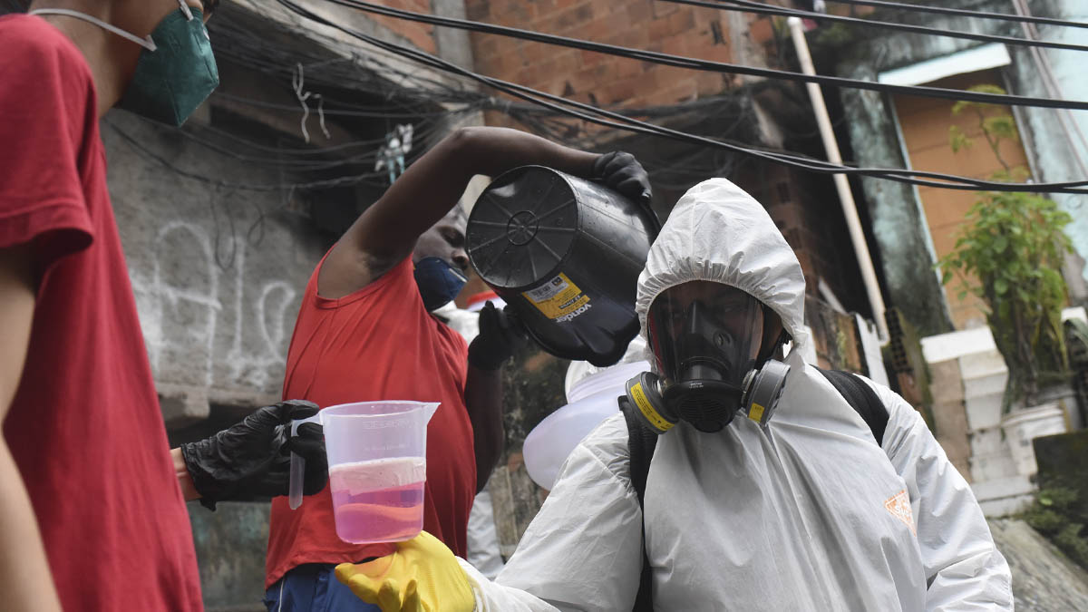 Trabajos de limpieza en la favela Santa Marta, en Botafogo, en la zona sur de Río de Janeiro
