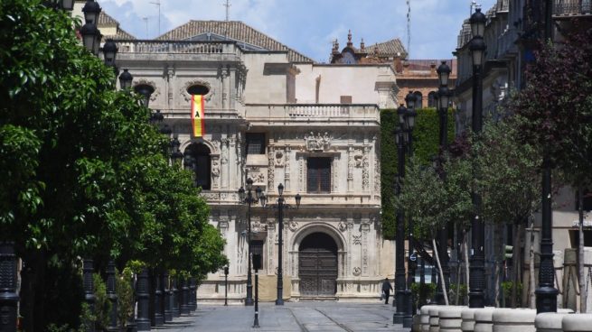 Bandera colgada por Beltrán Pérez, del PP de Sevilla.