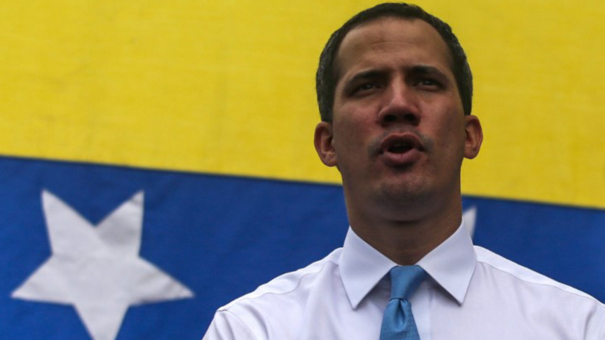 Juan Guaidó con una bandera de Venezuela a sus espaldas. Foto: AFP