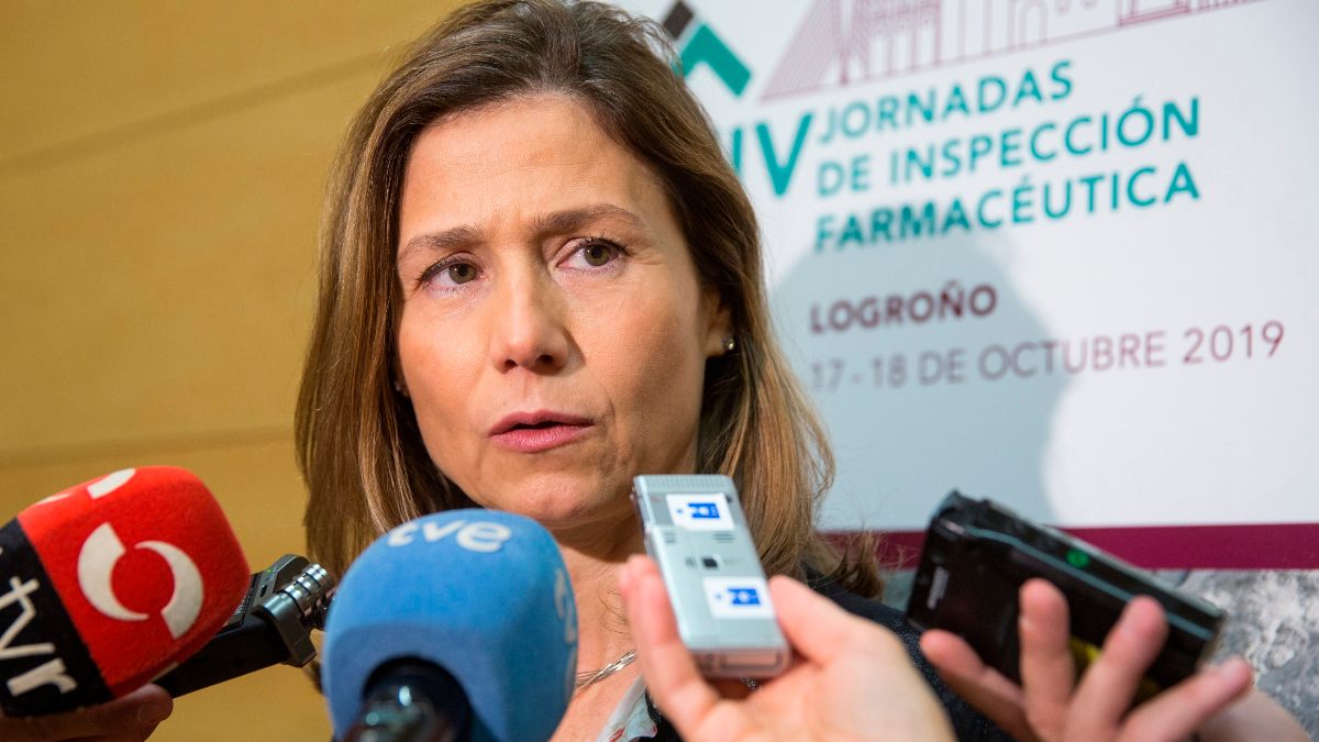 Multan a la directora de la Agencia del Medicamento por viajar a ...