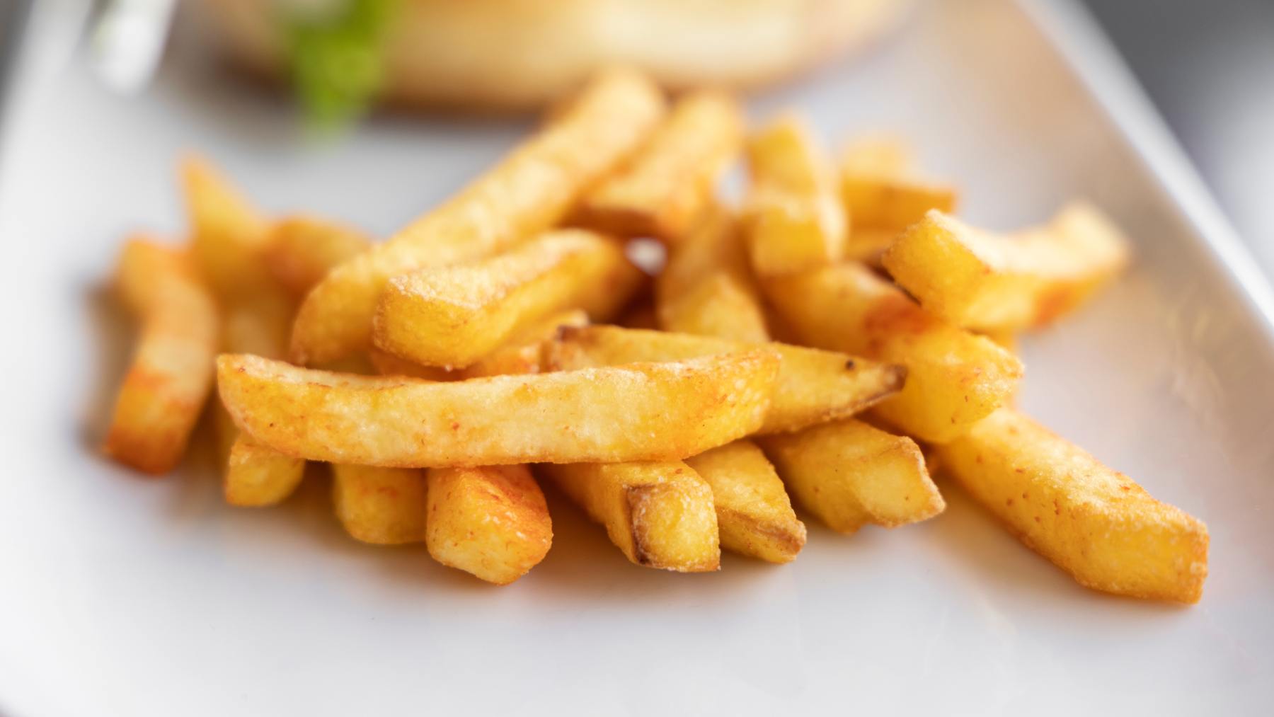 Crujiente y delicioso: cómo hacer patatas fritas 🍟 congeladas en