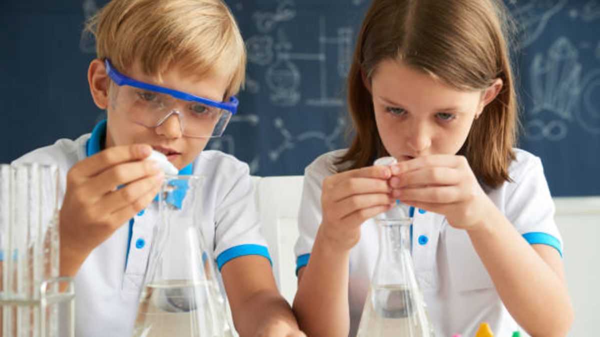Descubre canales y cuentas en redes para hacer experimentos con los niñosen casa