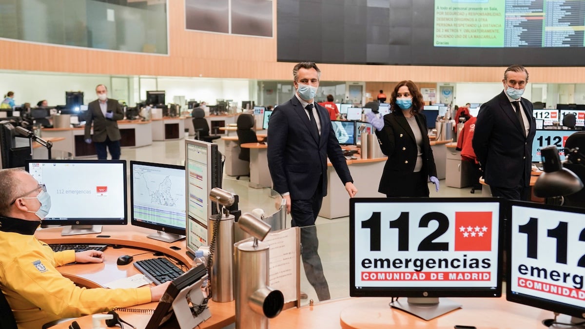 Isabel Díaz Ayuso y Enrique López este martes visitando el 112. (Foto: Comunidad)