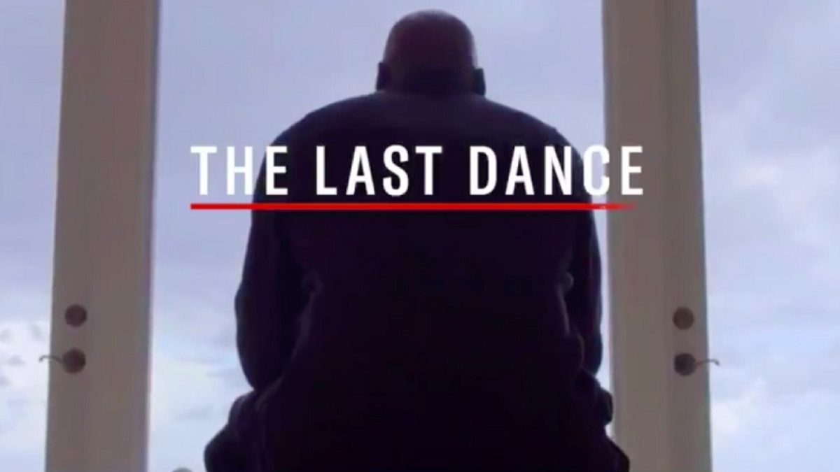 Michael Jordan, de espaldas, en la emisión de The Last Dance.