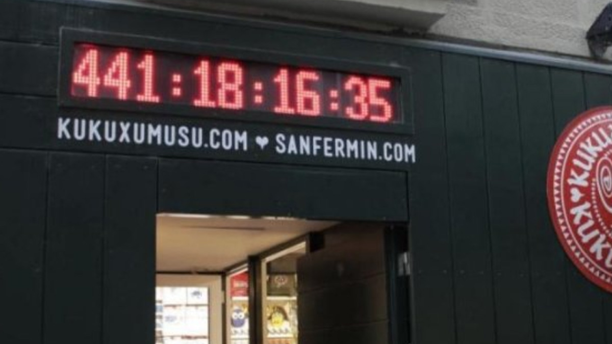 La famosa cuenta atrás de los Sanfermines en la calle Estafeta de Pamplona que marca, por primera vez, más de 365 días.
