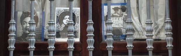 Ventana del despacho de Podemos en el Ayuntamiento de Sevilla.