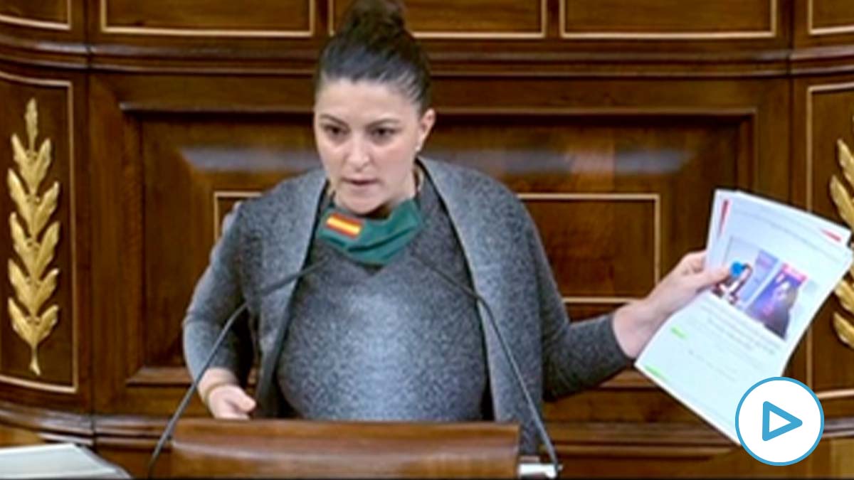 La diputada de Vox Macarena Olona mostrando a Marlaska los bulos del Gobierno.
