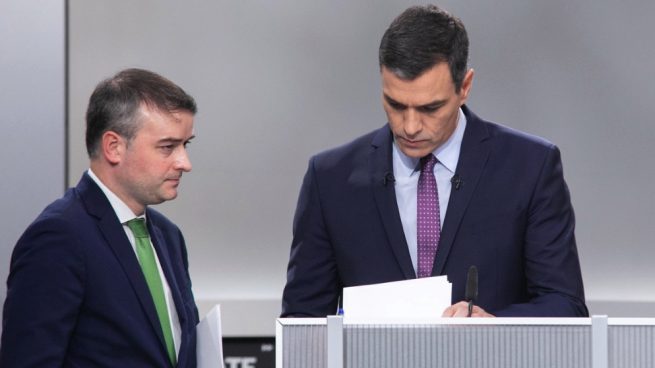 Pedro Sánchez junto a Iván Redondo en el debate de la Academia de la TV.