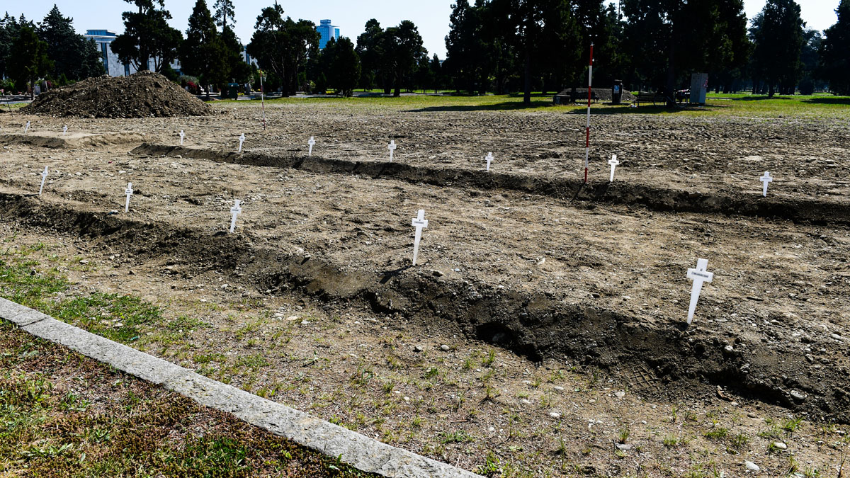 Cruces sobre los lugares donde reposan los cadáveres de fallecidos por coronavirus en Milán que no han sido reclamados. Foto: AFP
