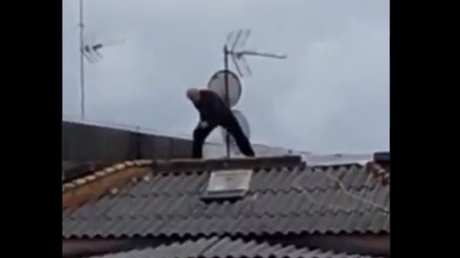 Twitter: Un abuelo sin miedo a las alturas hace ejercicio en el tejado