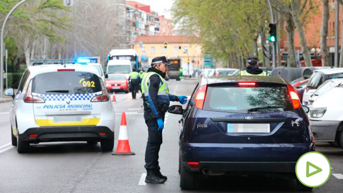Un policía municipal le piden la documentación a un conductor en un control de policial en el municipio madrileño de Vallecas para vigilar que todos aquellos que se salen durante el confinamiento. (Foto: