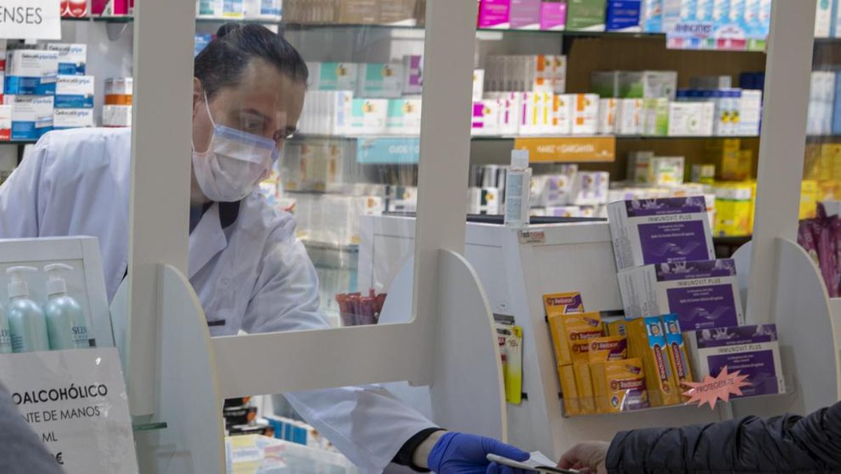 Los test rápidos de coronavirus podrían realizarse en las farmacias de Andalucía