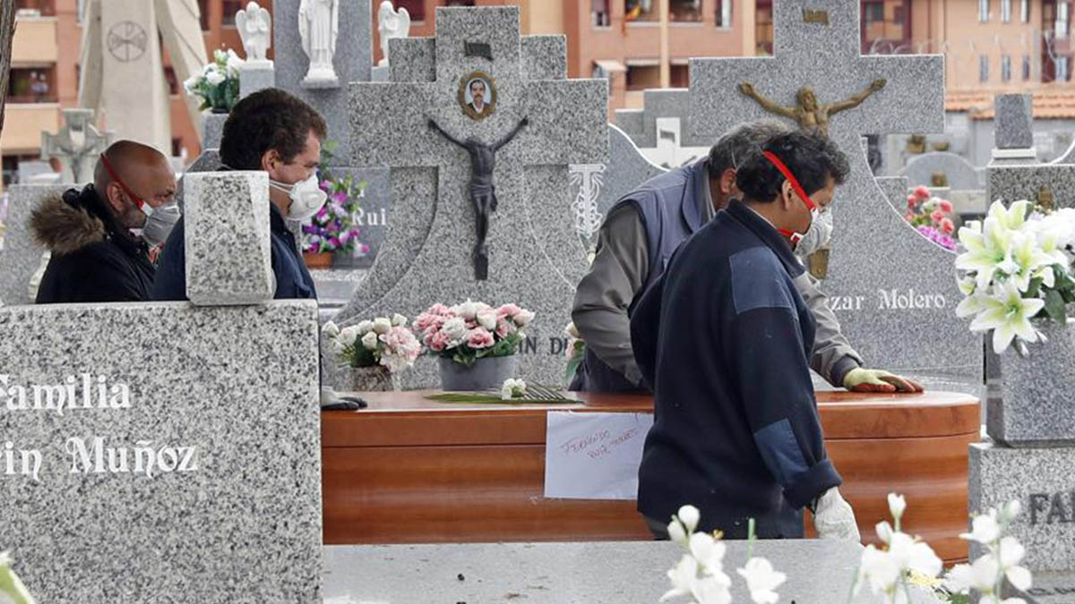 Uno de los entierros de víctimas del COVID-19 sin familiares acompañando al féretro.