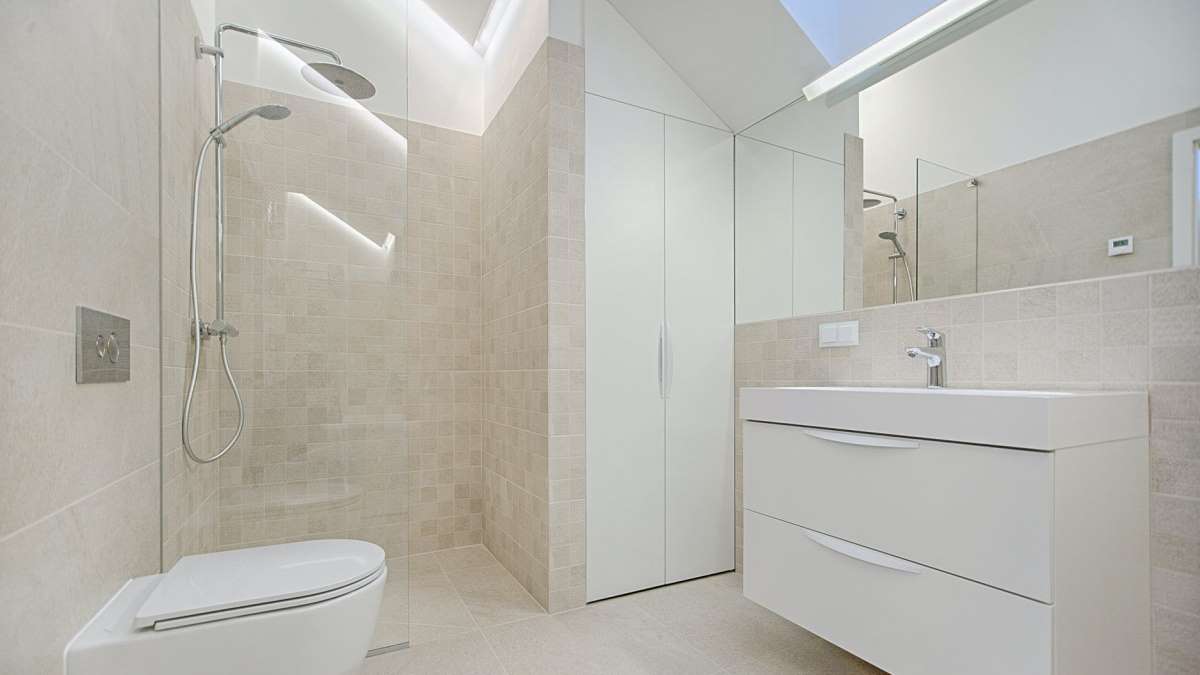 La mampara de la ducha es una de las partes que más destaca en el cuarto de baño