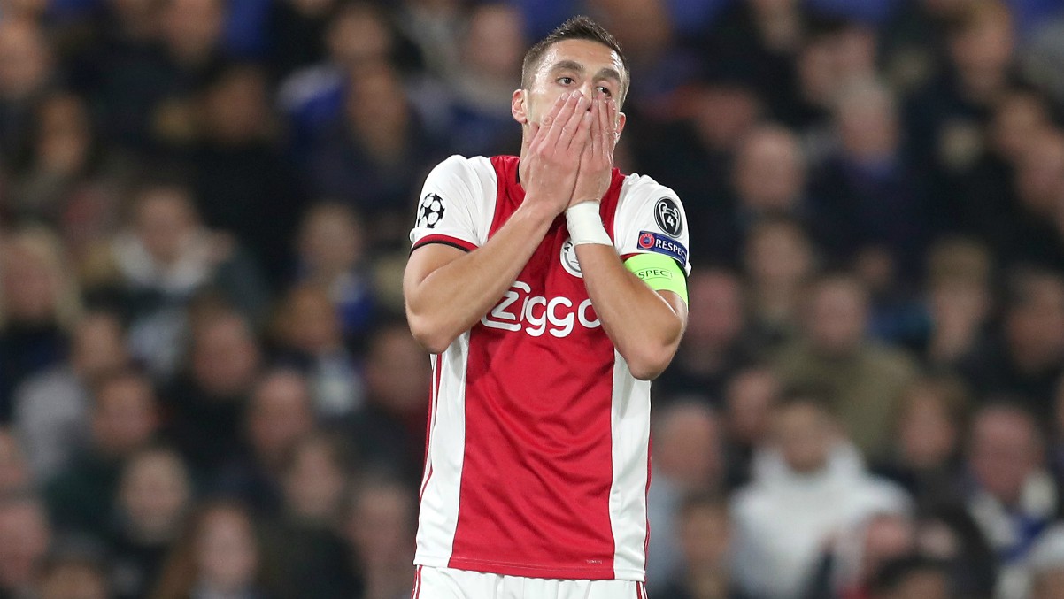 Dusan Tadic se lamenta durante un partido del Ajax. (Getty)
