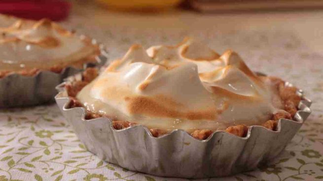 Tarta de merengue, fruta y chocolate