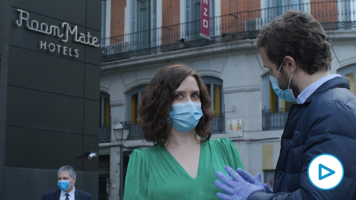 Isabel Díaz Ayuso y Pablo Casado frente a uno de los hoteles que han colaborado. (Foto: Comunidad)