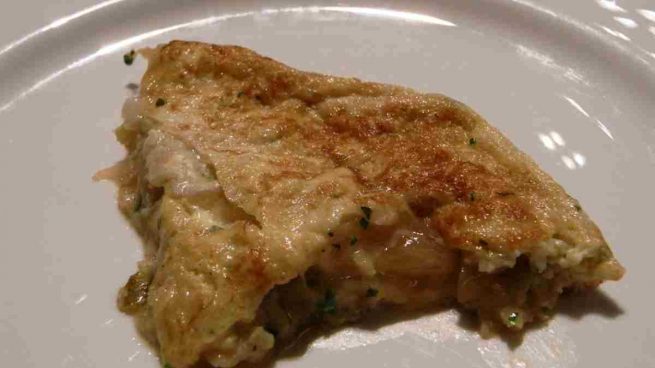 Tortilla de bacalao, gambas y salsa de tomate