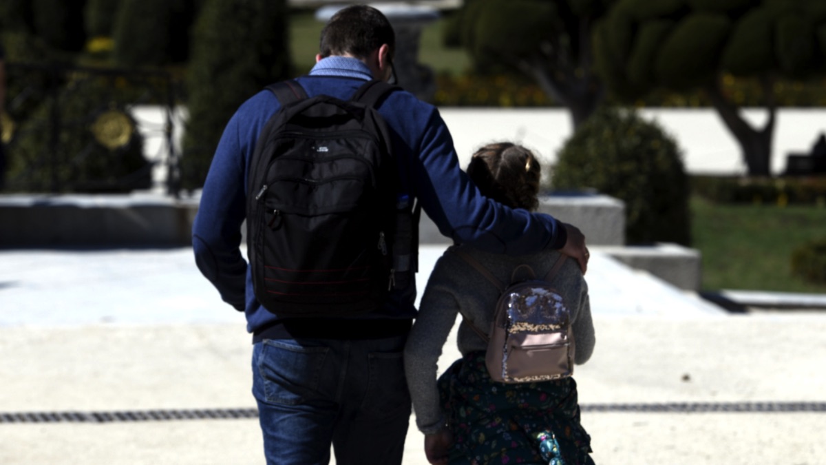 Un padre con su hija en un parque de Madrid. (Foto: Óscar Cañas : Europa Press)